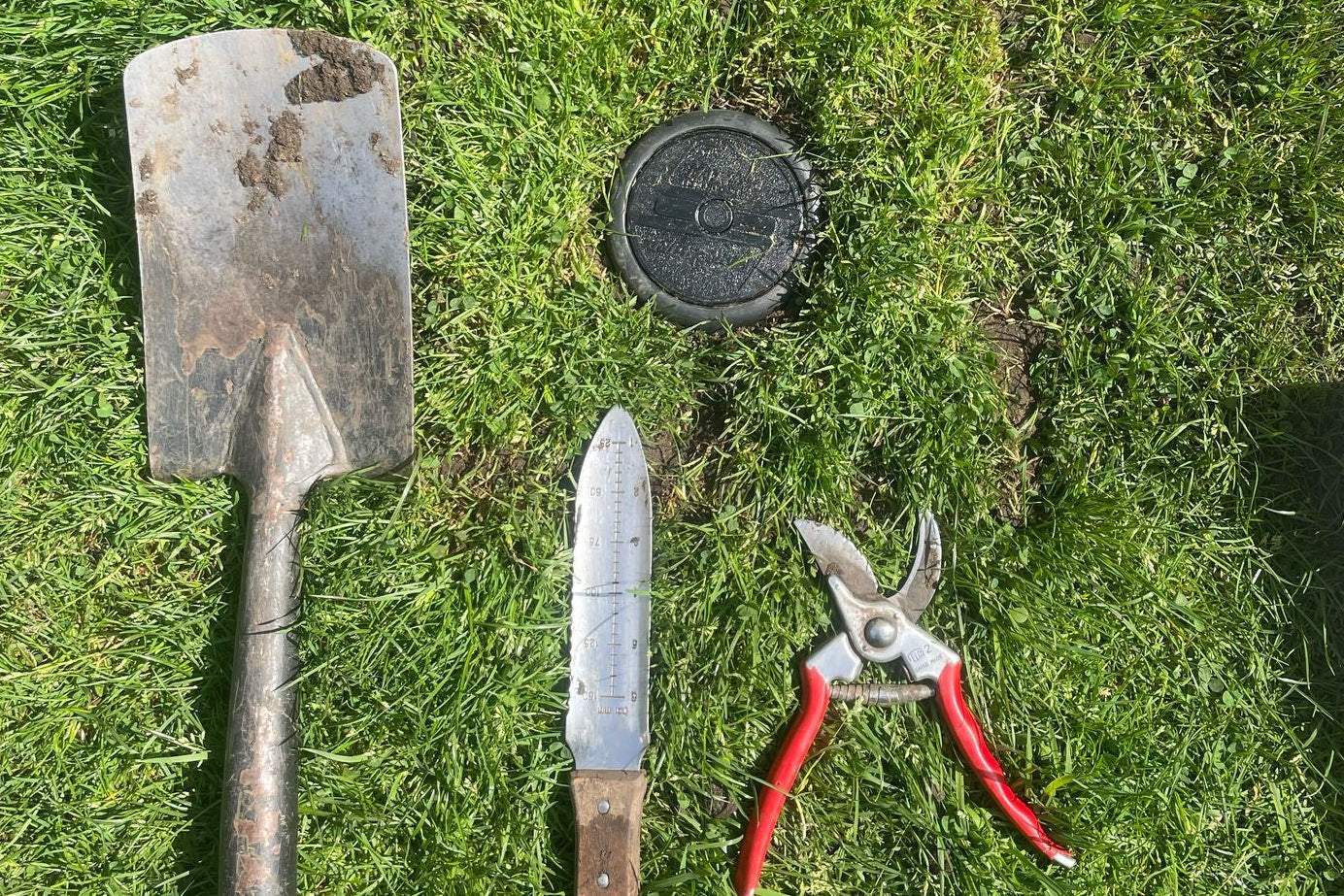 High-specification automated irrigation tools and finished pop-up sprinkler assembly. Holmes Gardens brings an artisanal build approach to technical garden solutions, ensuring discreet and efficient water management for Chelsea and Dulwich estates.