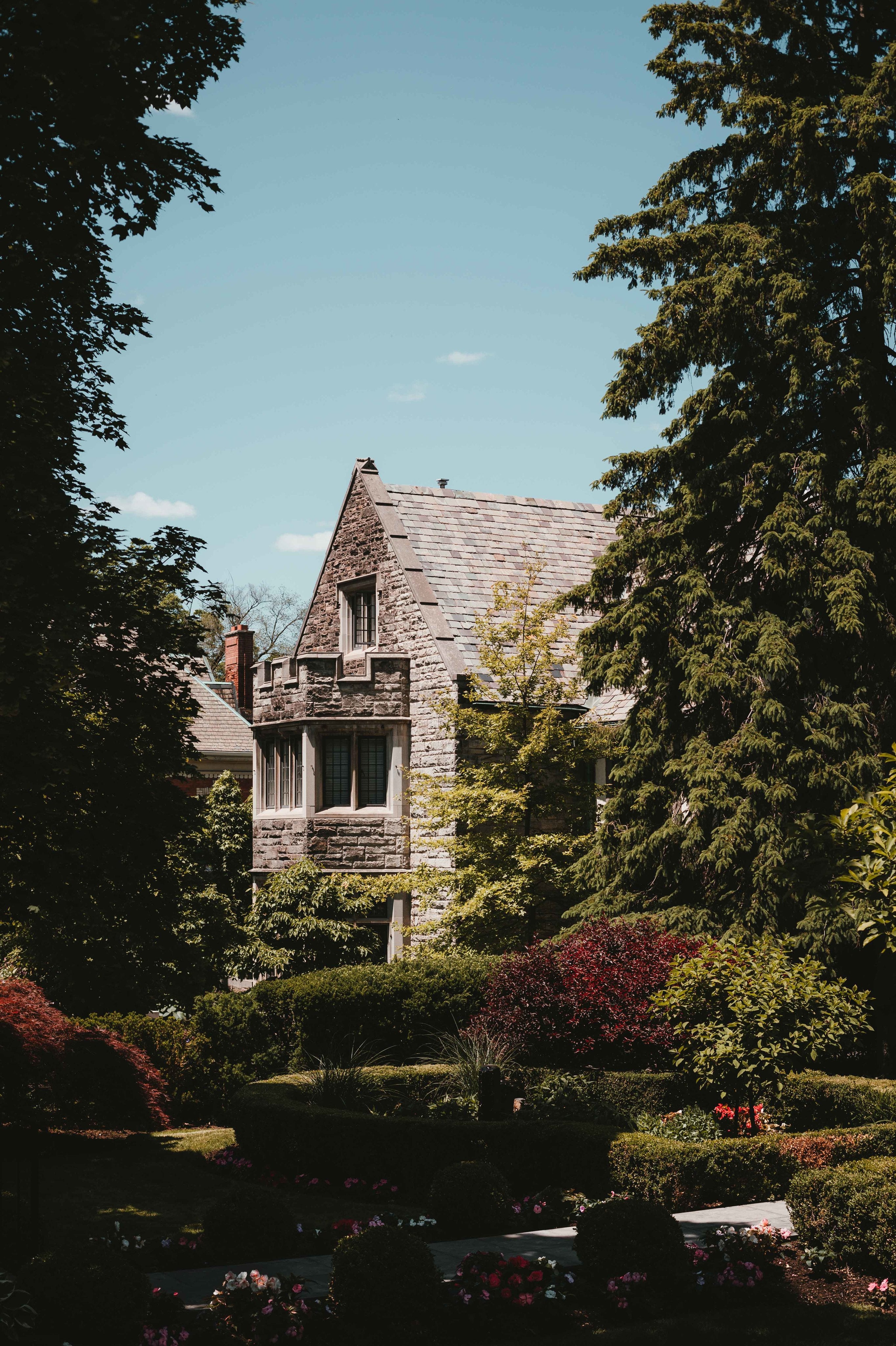 Bespoke organic mulching services to enhance soil fertility and moisture retention. Holmes Gardens uses premium, sustainable materials to provide a nutrient-rich foundation and a neat, professional finish for Chelsea and Dulwich landscapes.